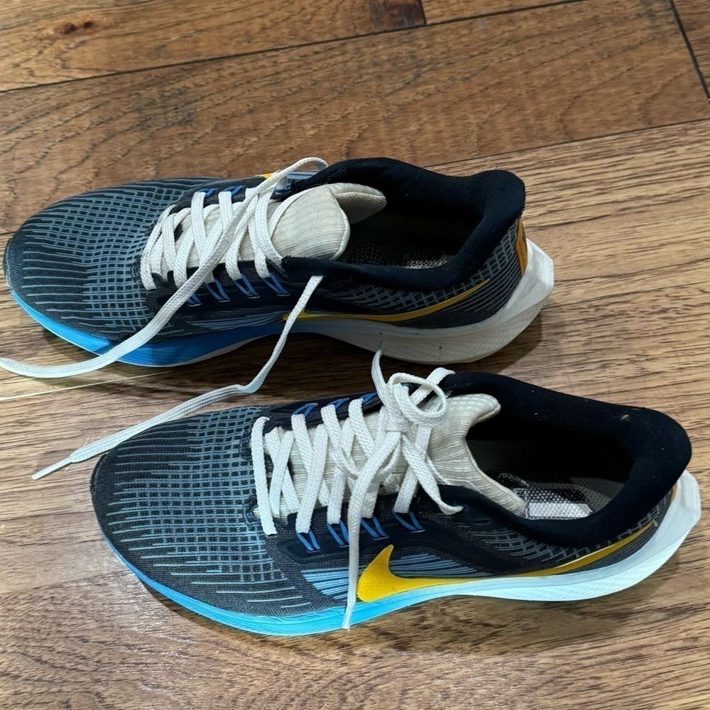 Nike Women's Shoes in Navy and Gold - Picture 3 of 10